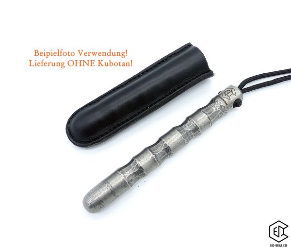 Handgefertigtes Lederholster schwarz für Kubotan HC-22 und HC-22-2 von oben, Maße ca. 135 mm Länge, 31 g, passend Gürtel bis 45 mm Breite, weißer neutraler Hintergrund – Herstellung handwerklich.